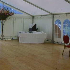 Lakeret tr�gulv rettet op p� str�er 9 m bredt