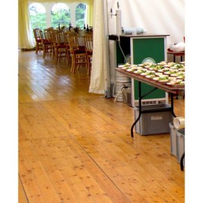 Lakeret tr�gulv rettet op p� str�er 10 m bredt