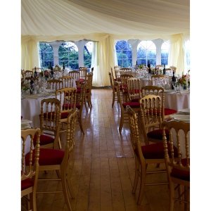 Lakeret tr�gulv rettet op p� str�er 12 m bredt